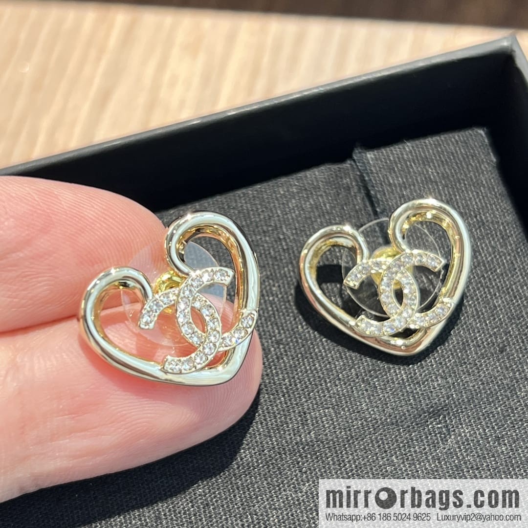 New ☑️ CHANEL Chanel c1 double c cut-out peach heart love stud earrings