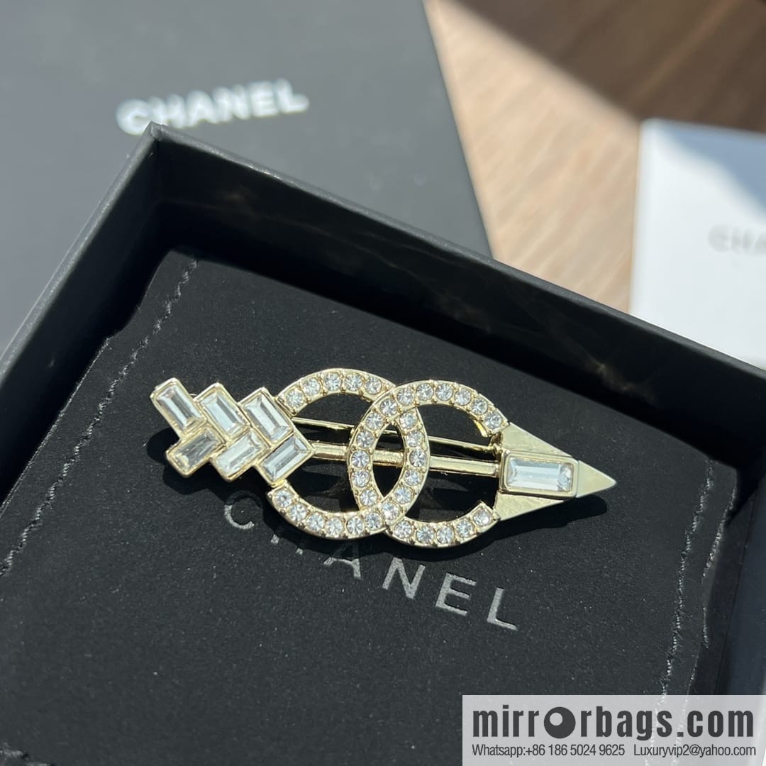 New ☑️ CHANEL Chanel double c arrow brooch