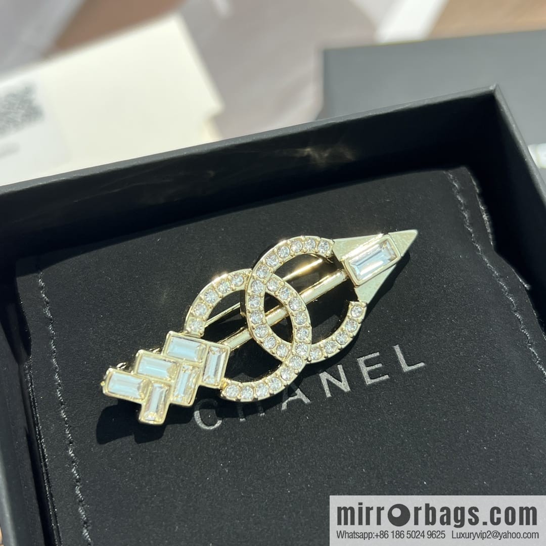 New ☑️ CHANEL Chanel double c arrow brooch
