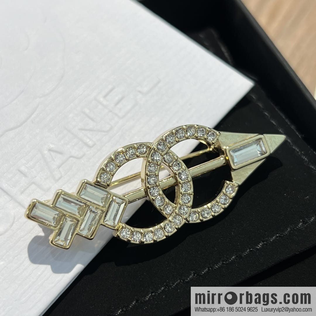New ☑️ CHANEL Chanel double c arrow brooch