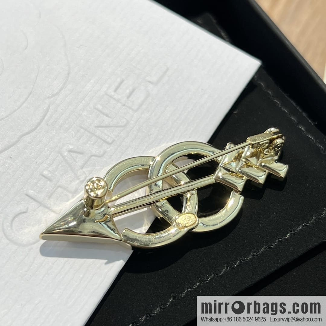 New ☑️ CHANEL Chanel double c arrow brooch