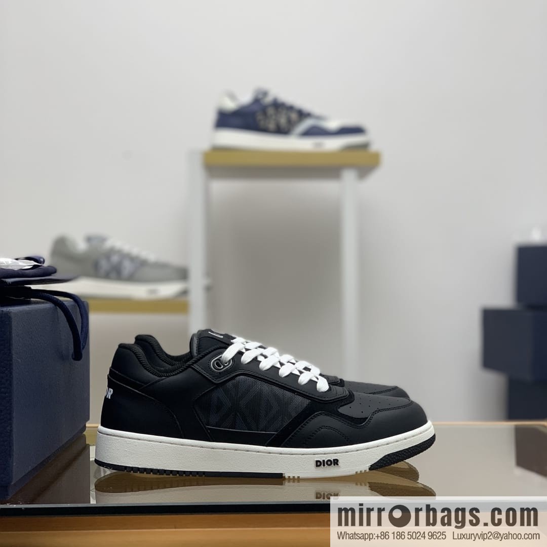 Dior uses black smooth cow leather (fabric) carefully made men's low-top sneakers