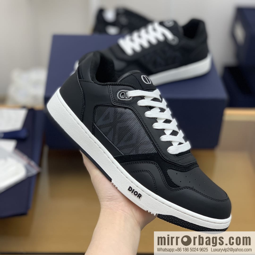 Dior uses black smooth cow leather (fabric) carefully made men's low-top sneakers