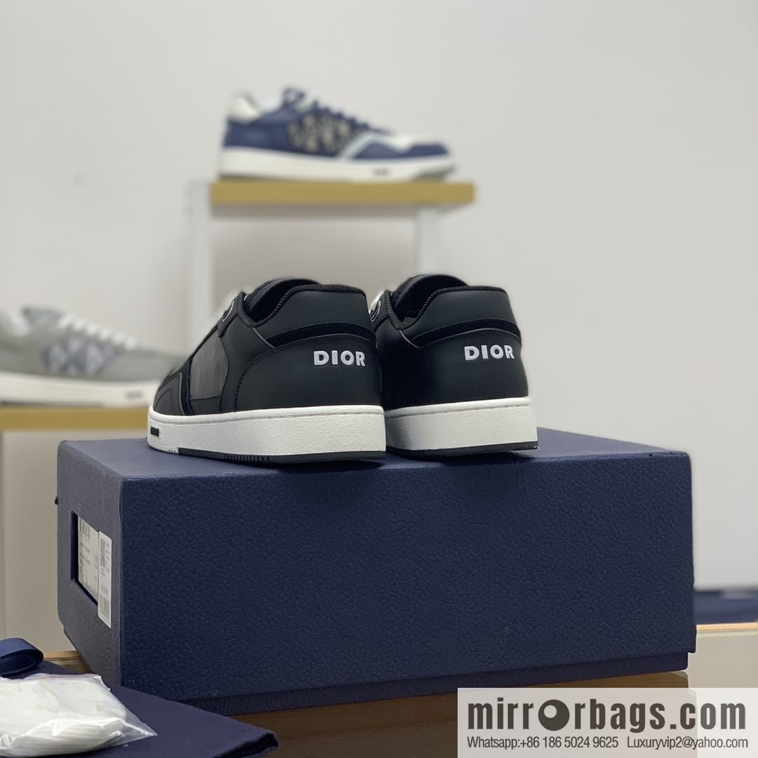 Dior uses black smooth cow leather (fabric) carefully made men's low-top sneakers