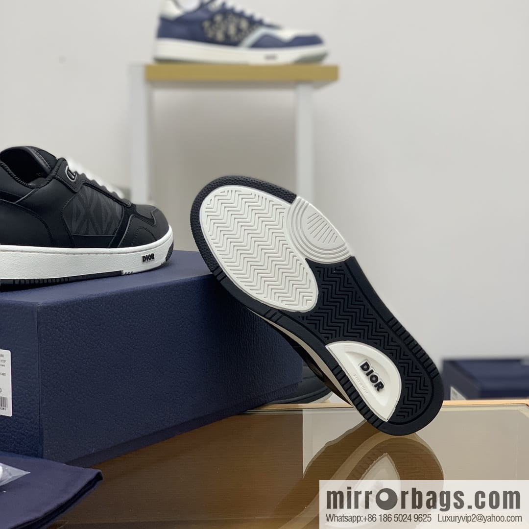 Dior uses black smooth cow leather (fabric) carefully made men's low-top sneakers