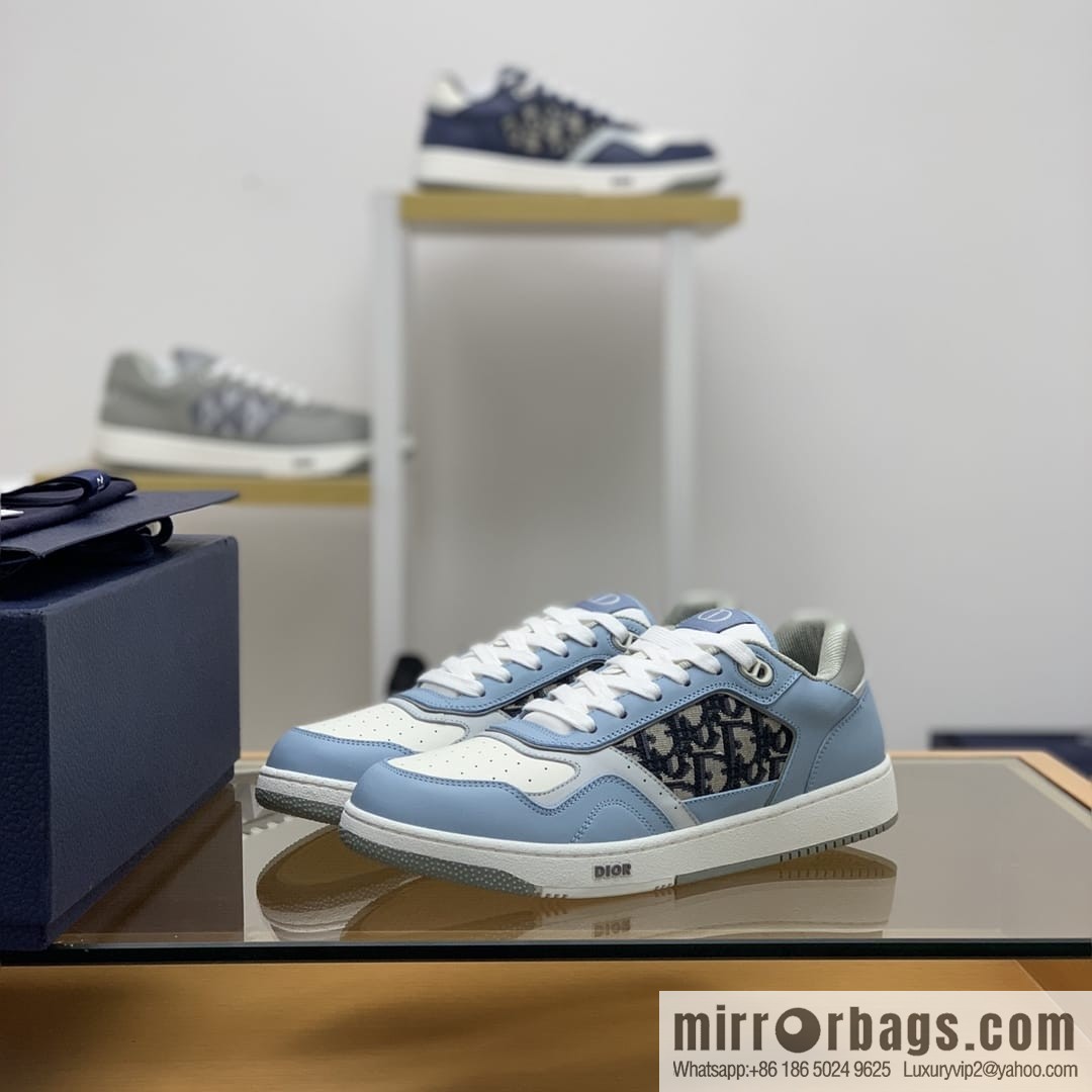 Dior uses black smooth cow leather (fabric) carefully made men's low-top sneakers
