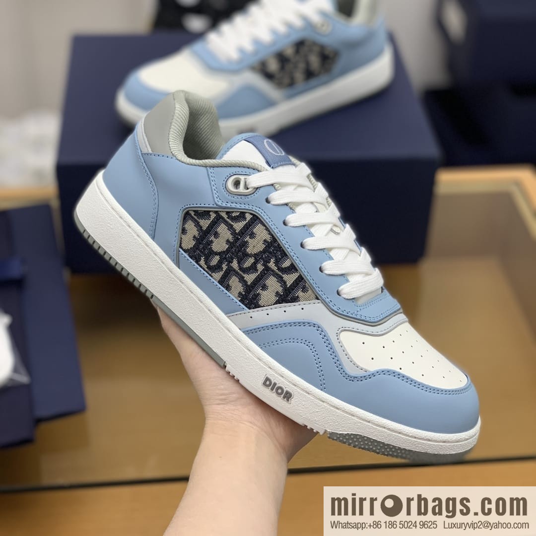 Dior uses black smooth cow leather (fabric) carefully made men's low-top sneakers
