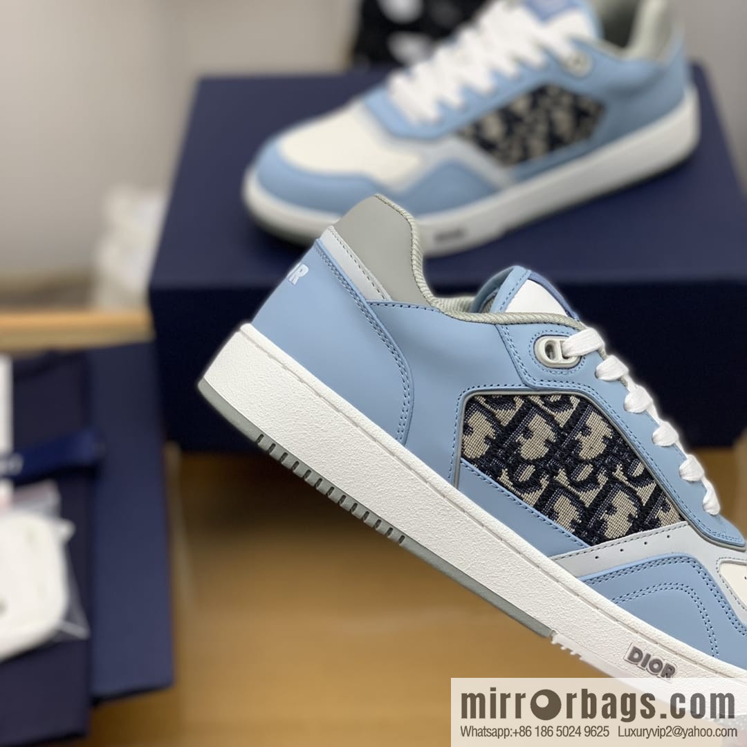 Dior uses black smooth cow leather (fabric) carefully made men's low-top sneakers