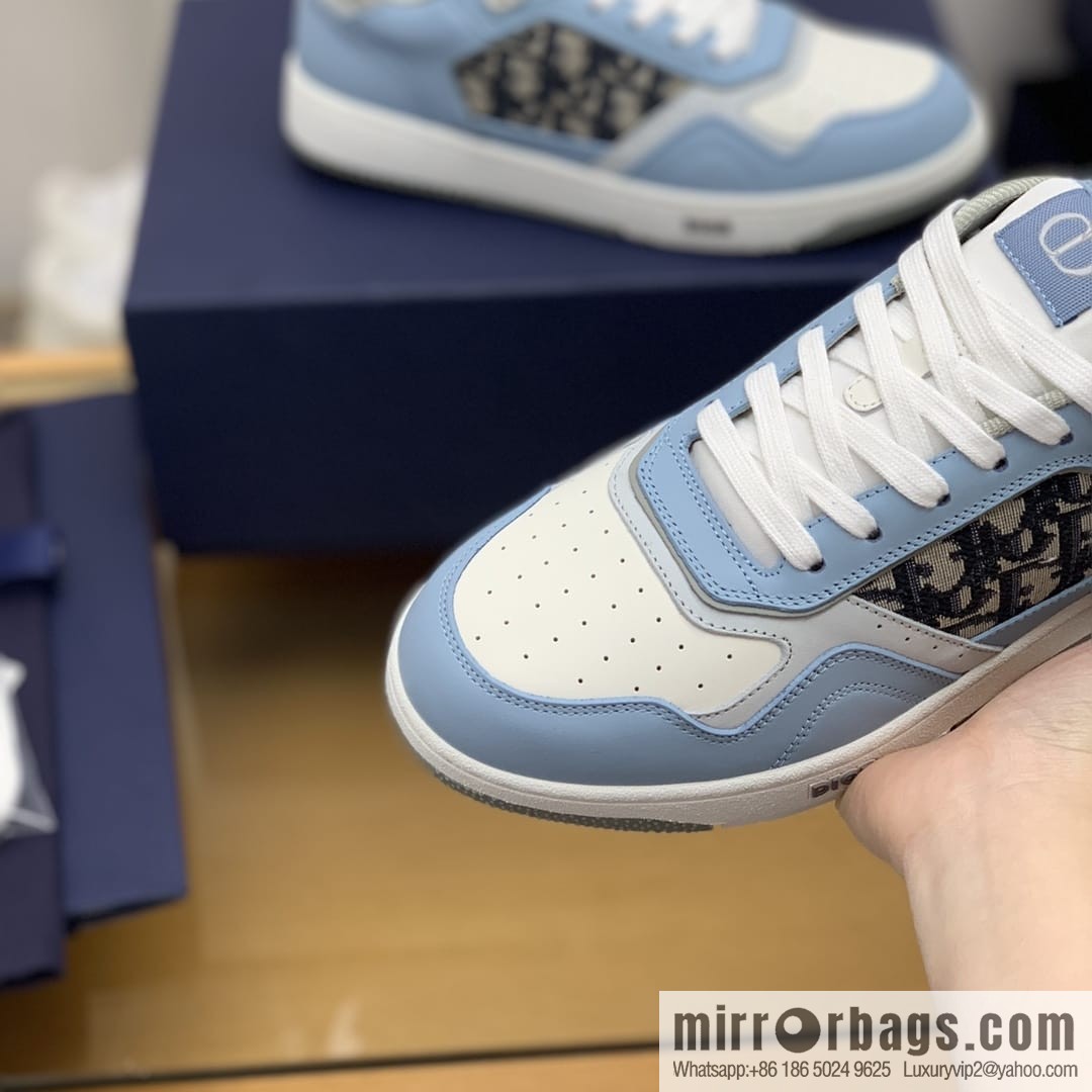 Dior uses black smooth cow leather (fabric) carefully made men's low-top sneakers