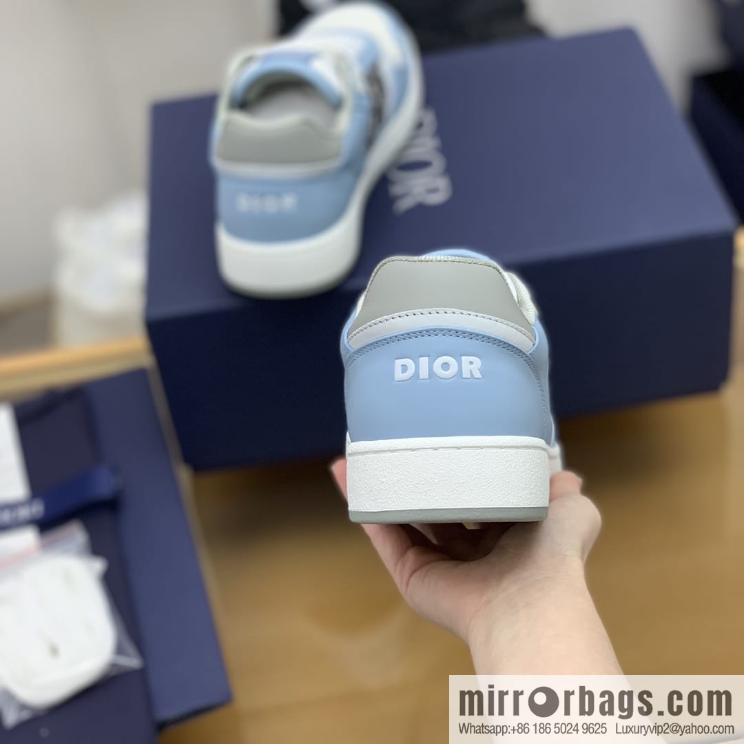 Dior uses black smooth cow leather (fabric) carefully made men's low-top sneakers