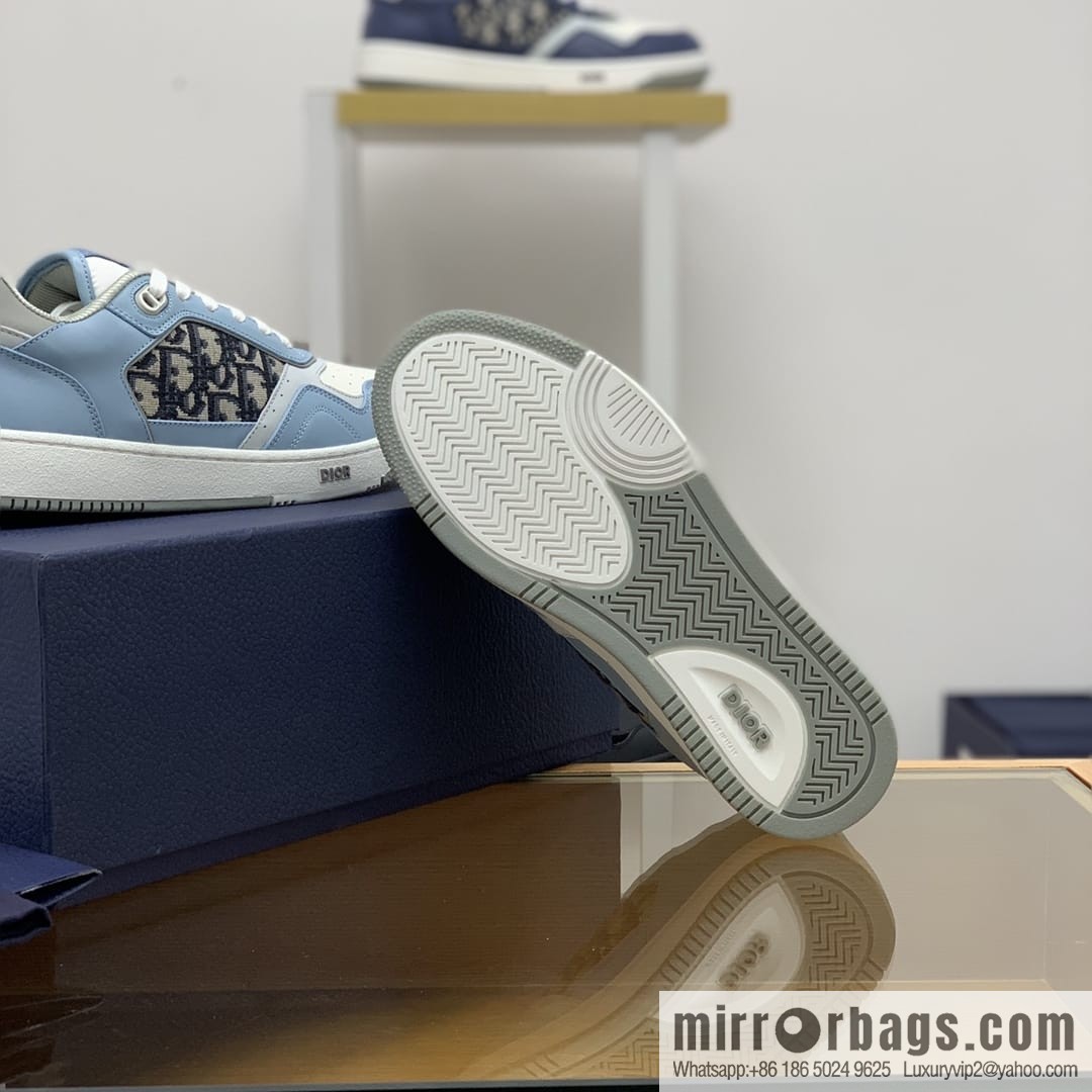 Dior uses black smooth cow leather (fabric) carefully made men's low-top sneakers