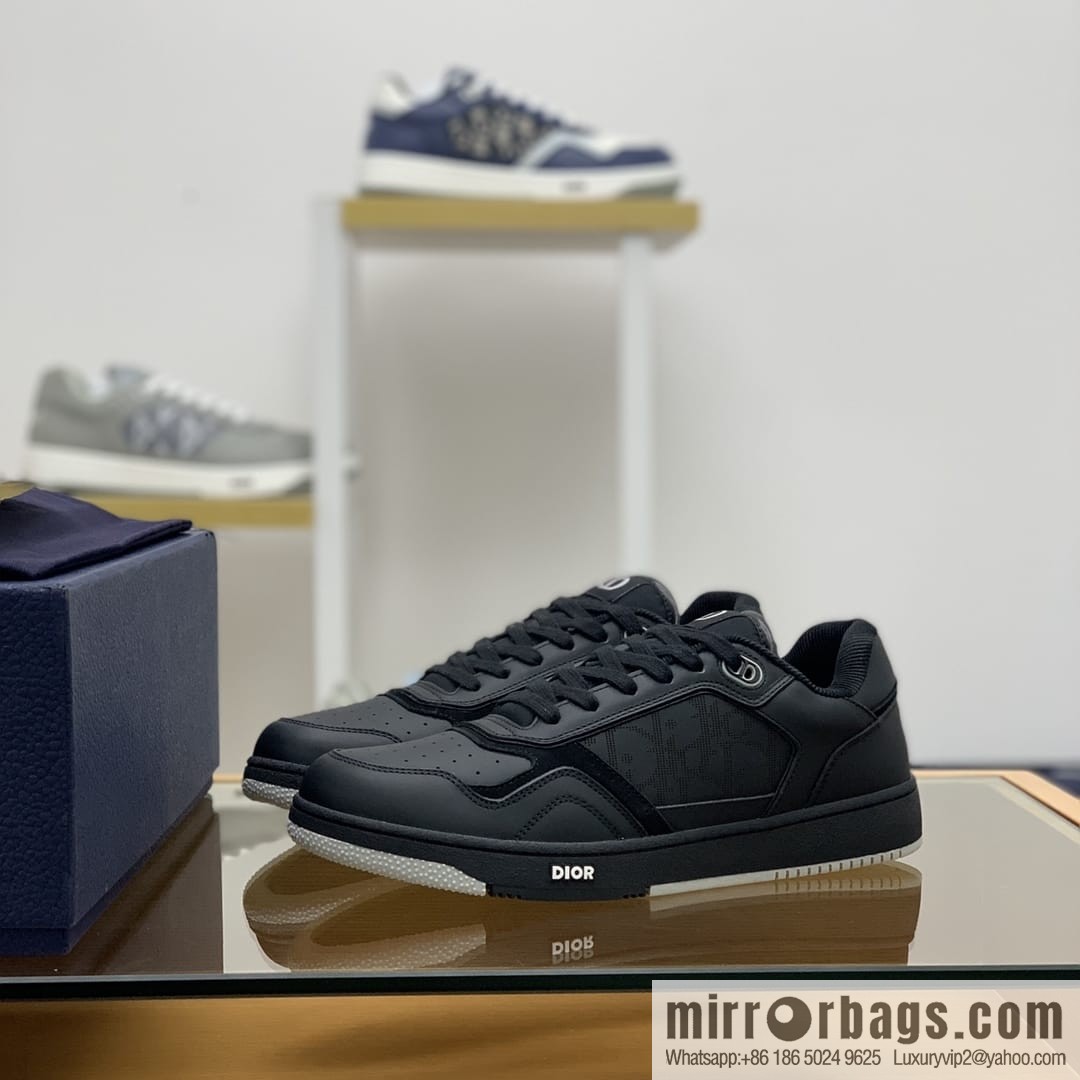 Dior uses black smooth cow leather (fabric) carefully made men's low-top sneakers