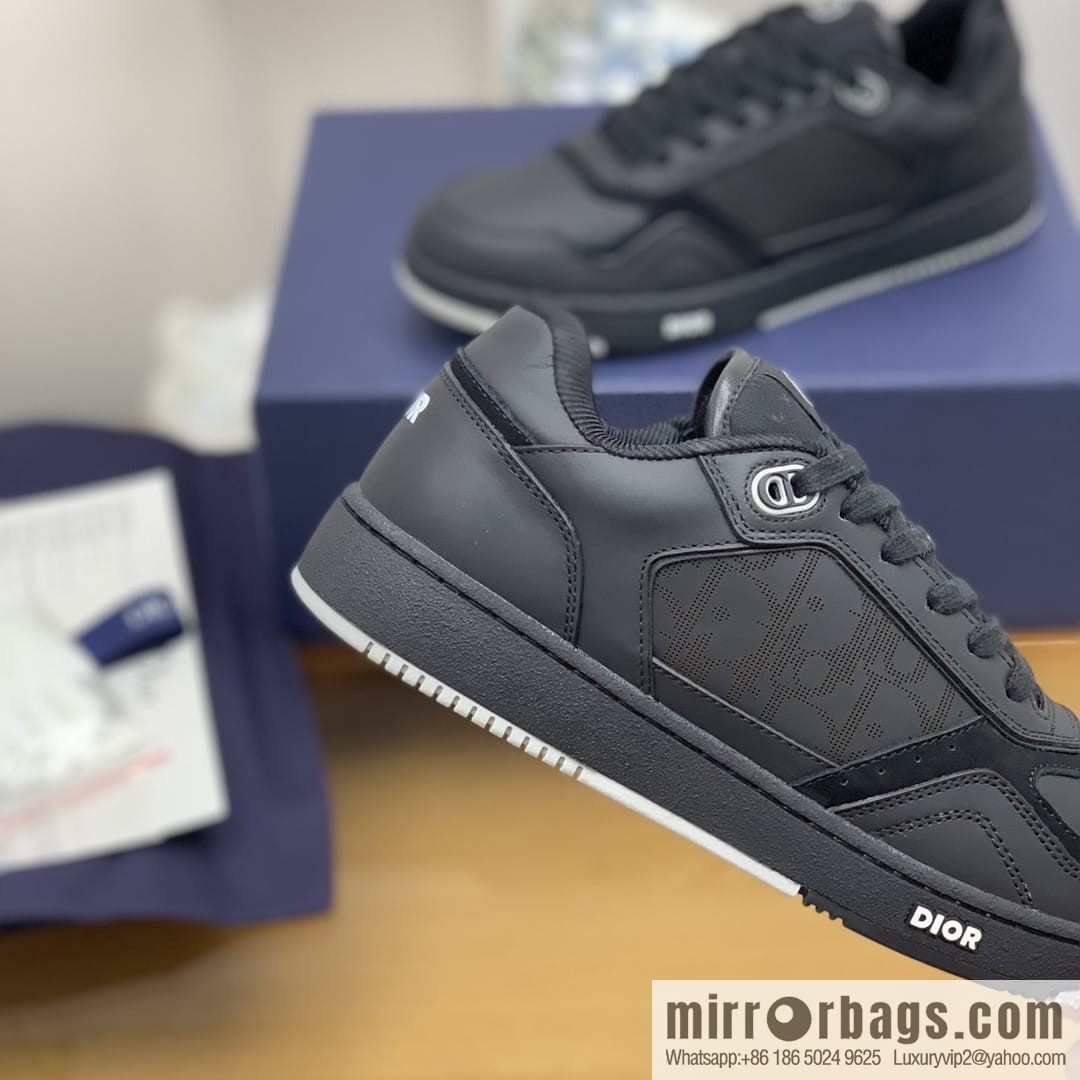 Dior uses black smooth cow leather (fabric) carefully made men's low-top sneakers
