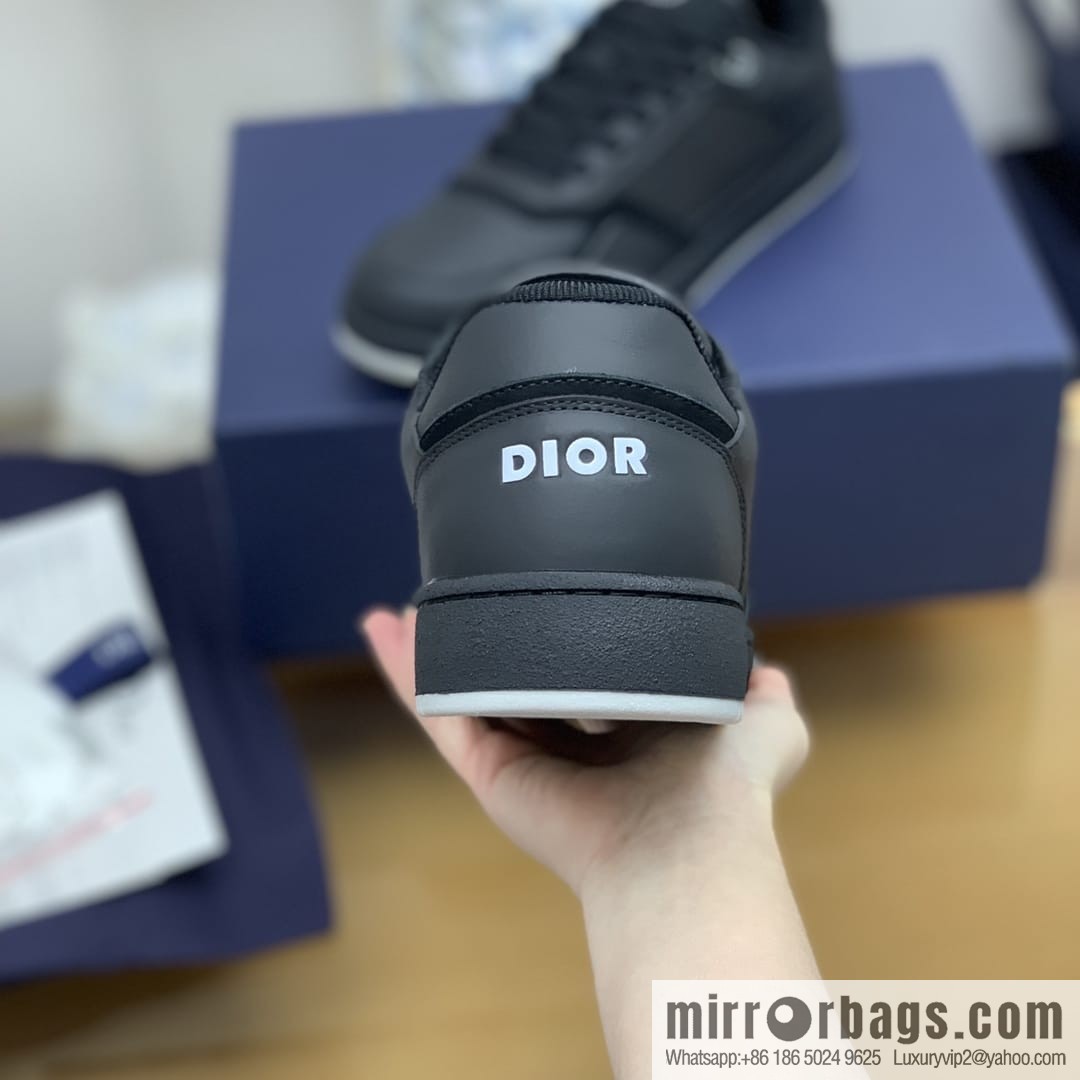 Dior uses black smooth cow leather (fabric) carefully made men's low-top sneakers