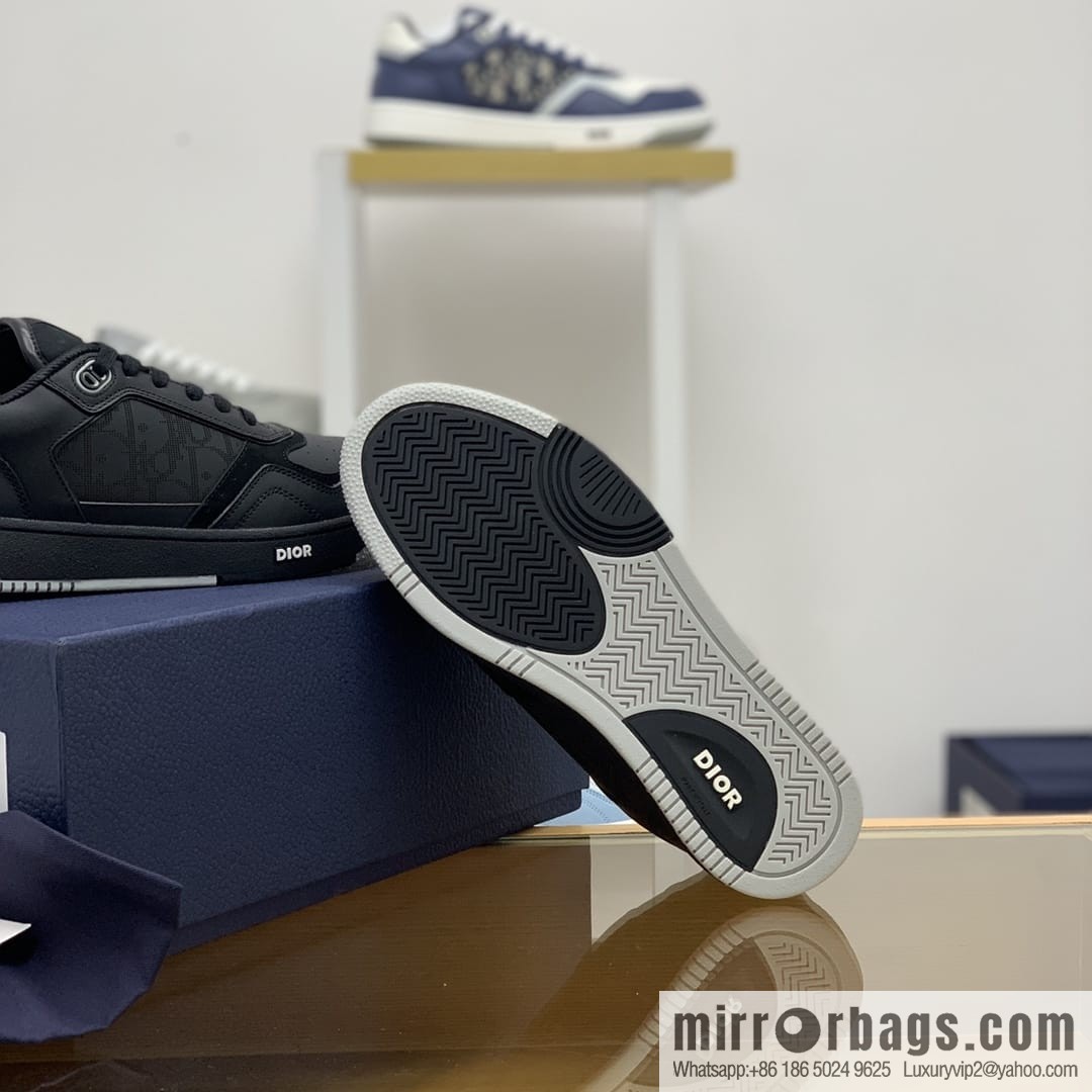 Dior uses black smooth cow leather (fabric) carefully made men's low-top sneakers