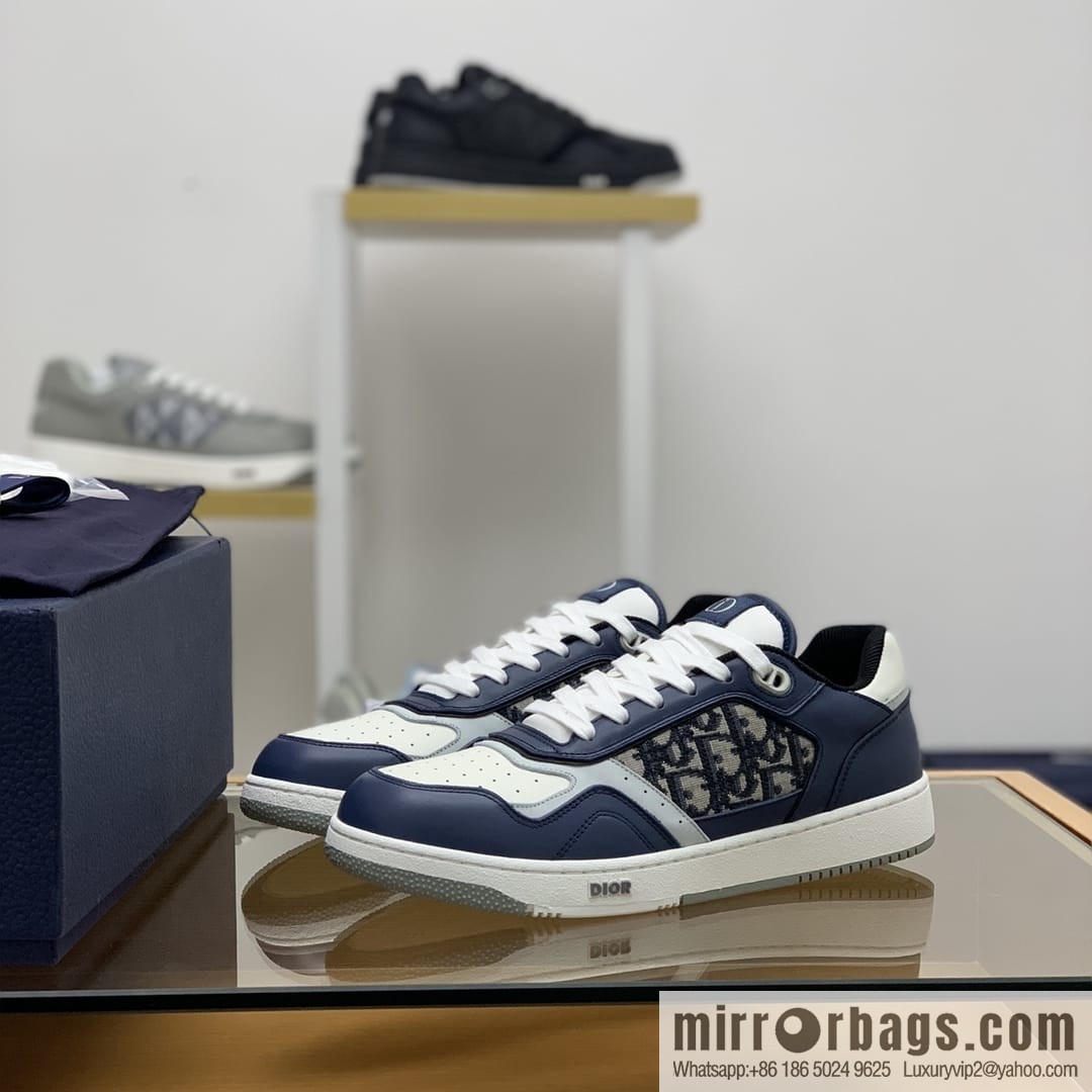 Dior uses black smooth cow leather (fabric) carefully made men's low-top sneakers