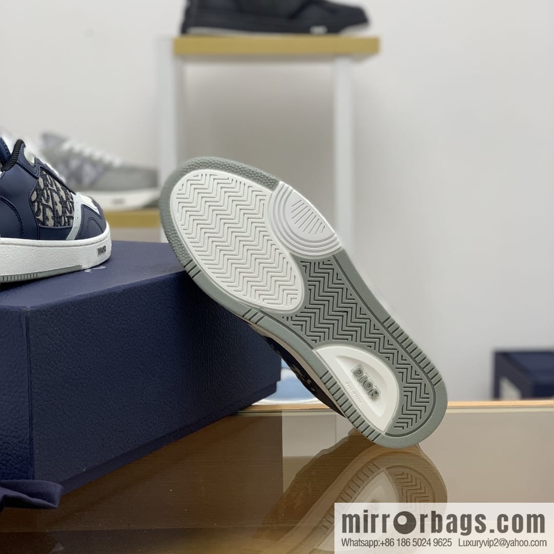 Dior uses black smooth cow leather (fabric) carefully made men's low-top sneakers