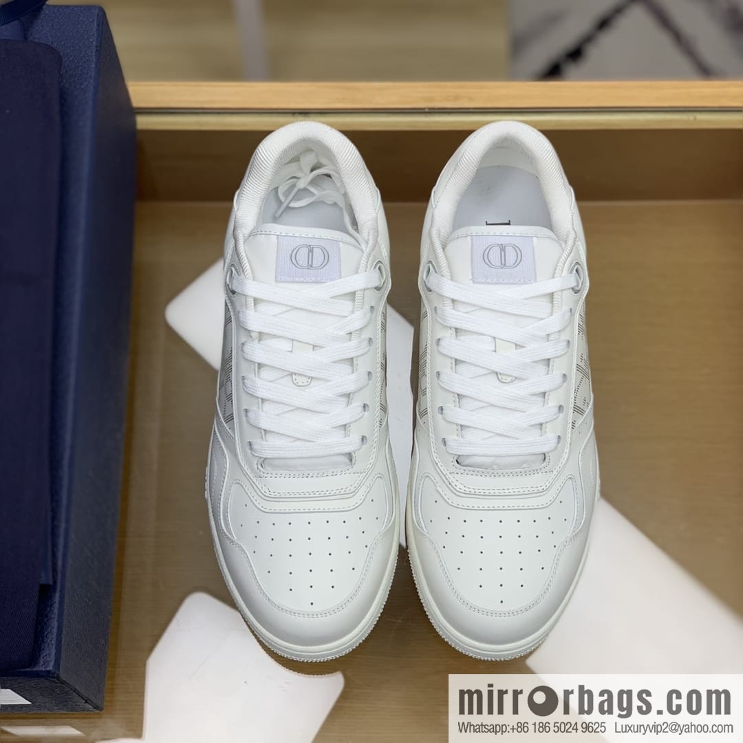 Dior uses black smooth cow leather (fabric) carefully made men's low-top sneakers