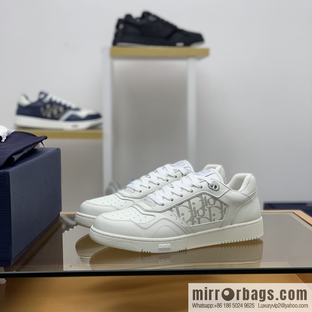 Dior uses black smooth cow leather (fabric) carefully made men's low-top sneakers