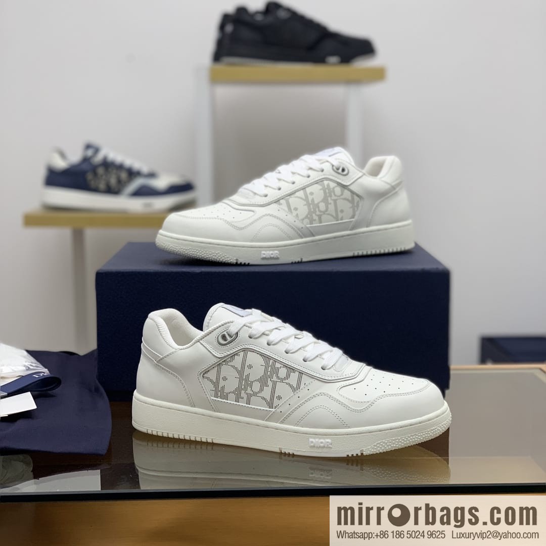 Dior uses black smooth cow leather (fabric) carefully made men's low-top sneakers