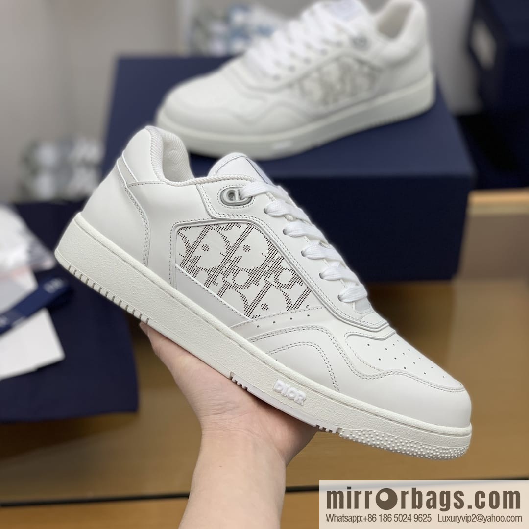 Dior uses black smooth cow leather (fabric) carefully made men's low-top sneakers