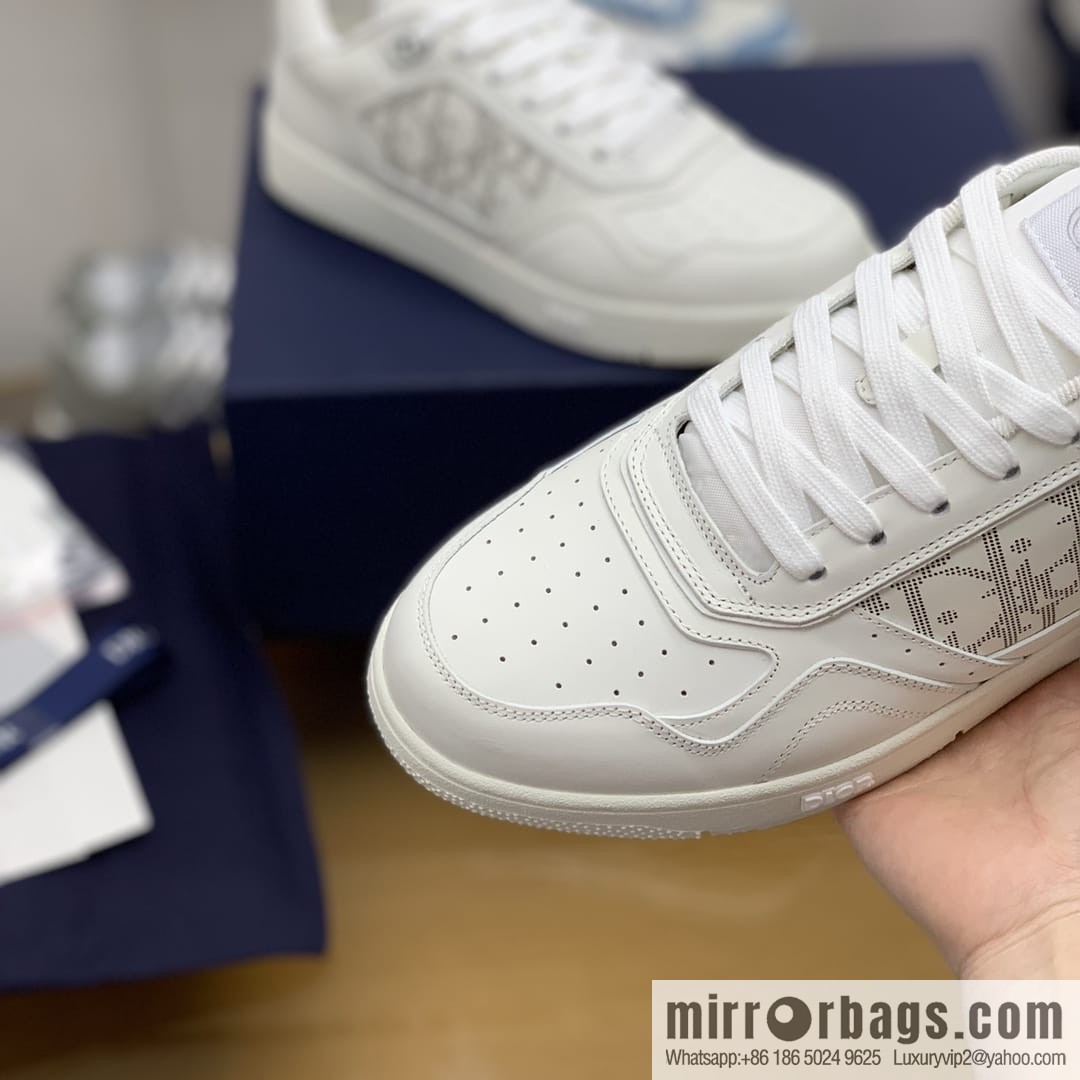 Dior uses black smooth cow leather (fabric) carefully made men's low-top sneakers
