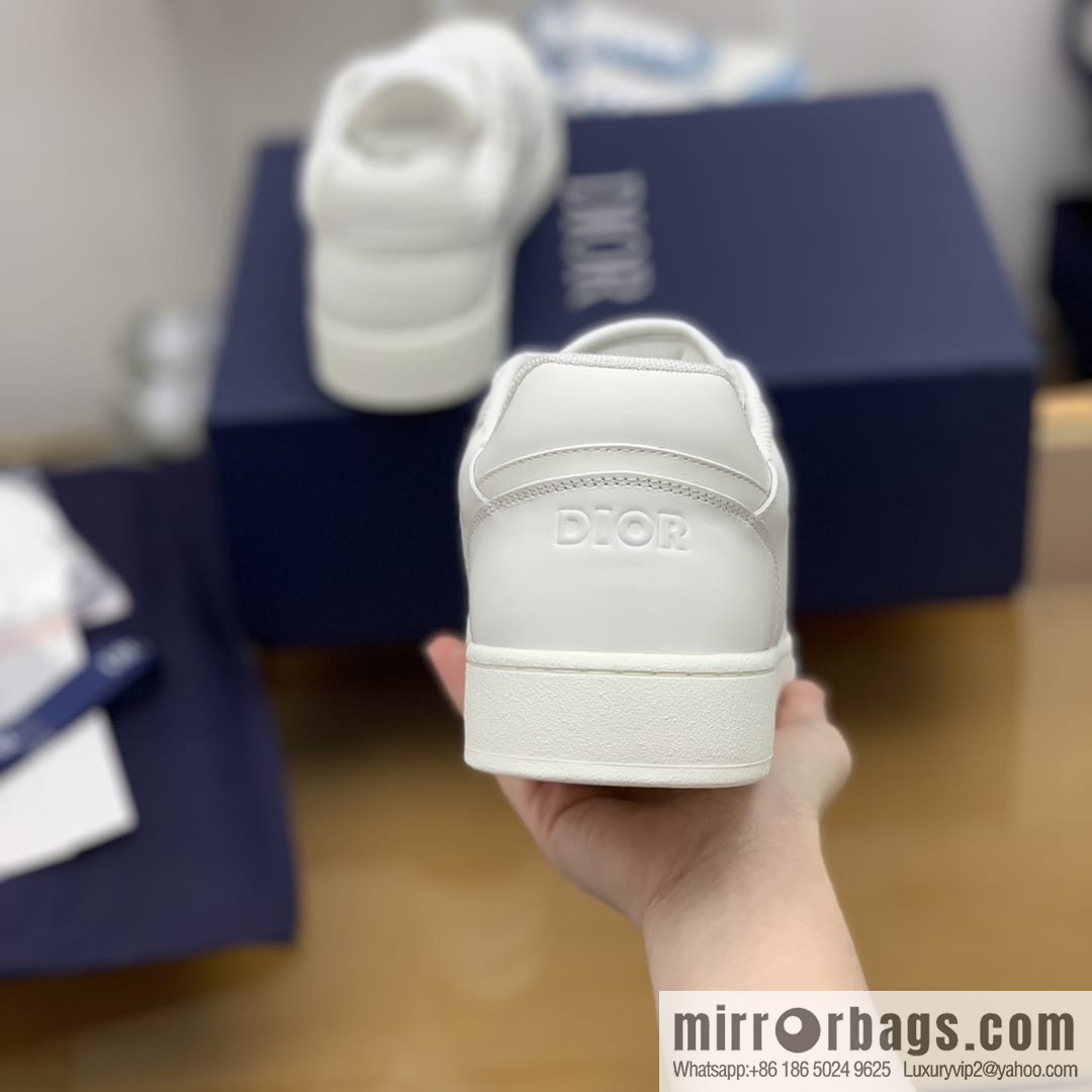 Dior uses black smooth cow leather (fabric) carefully made men's low-top sneakers