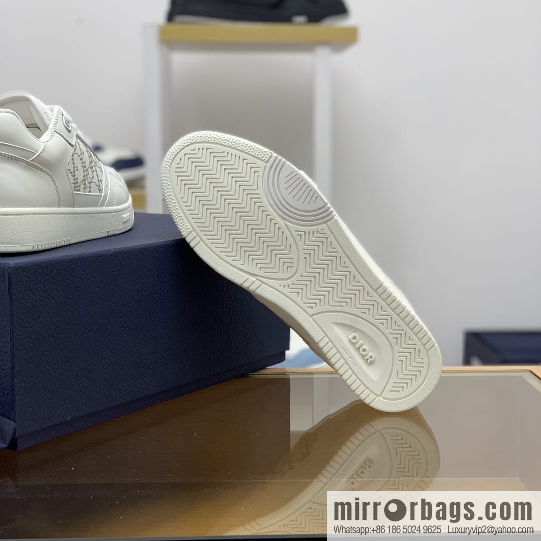 Dior uses black smooth cow leather (fabric) carefully made men's low-top sneakers