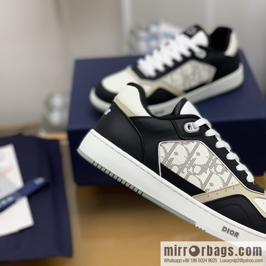 Dior uses black smooth cow leather (fabric) carefully made men's low-top sneakers
