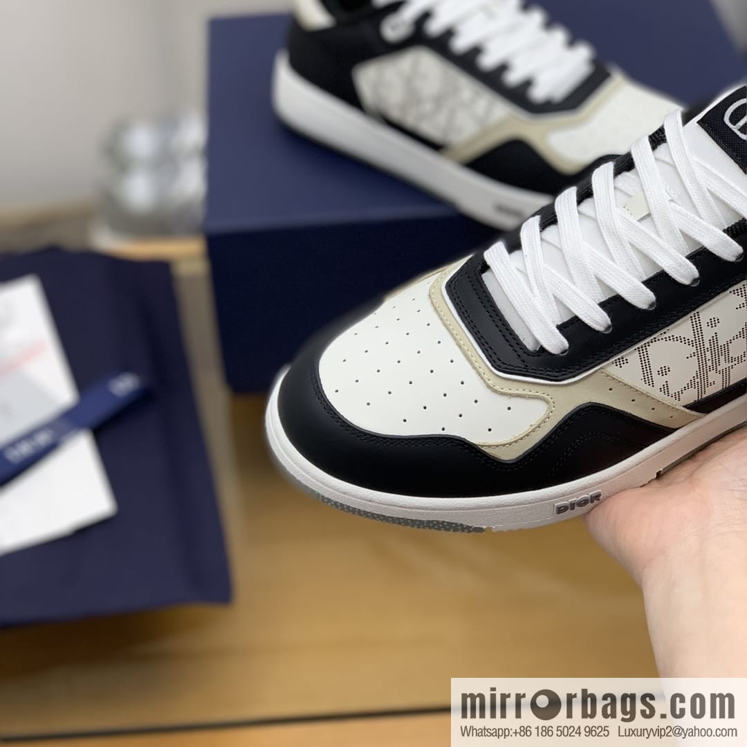 Dior uses black smooth cow leather (fabric) carefully made men's low-top sneakers