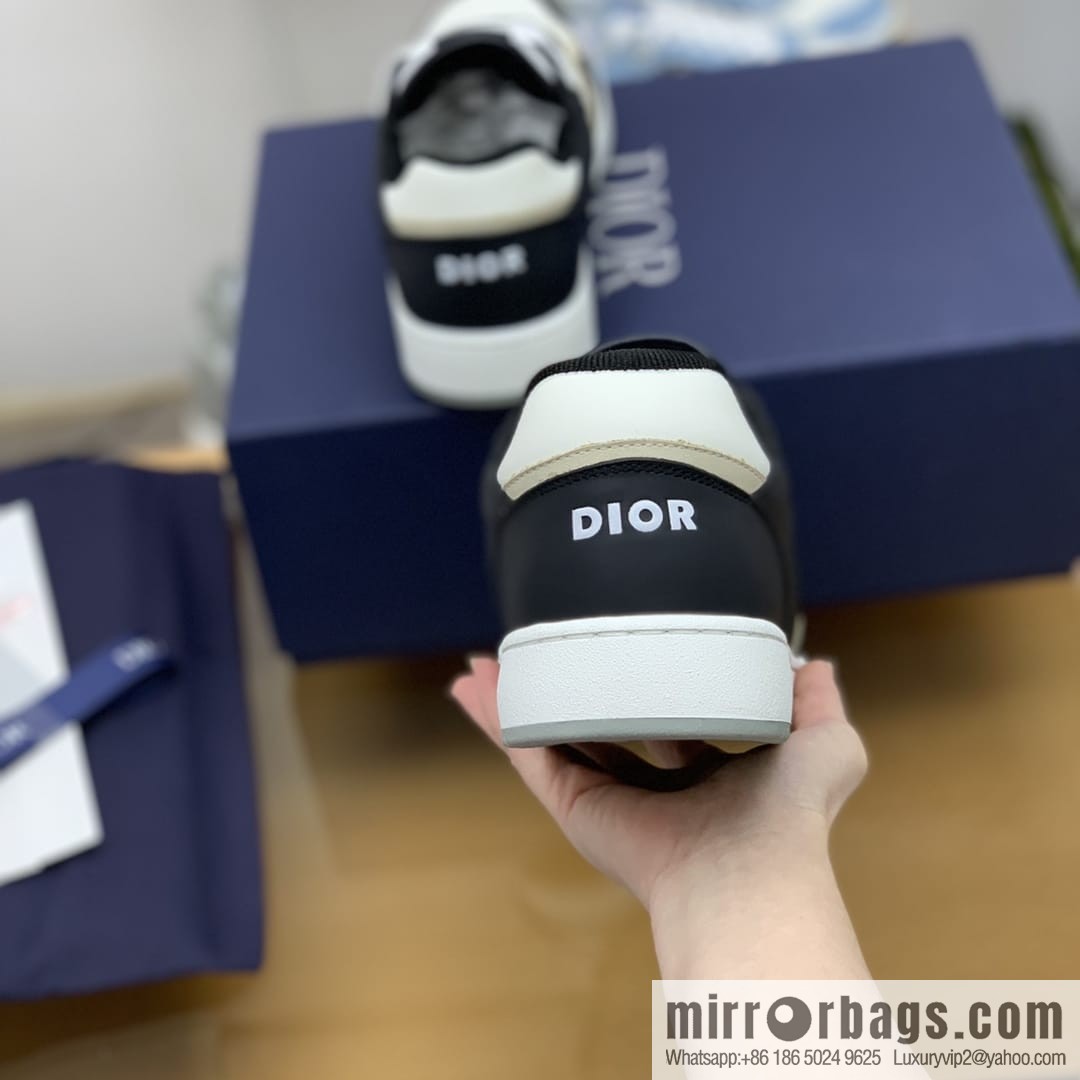 Dior uses black smooth cow leather (fabric) carefully made men's low-top sneakers