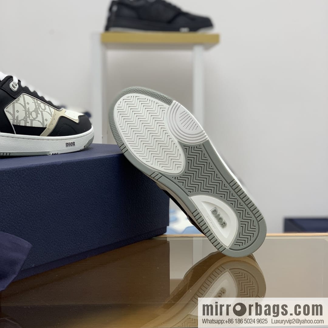 Dior uses black smooth cow leather (fabric) carefully made men's low-top sneakers