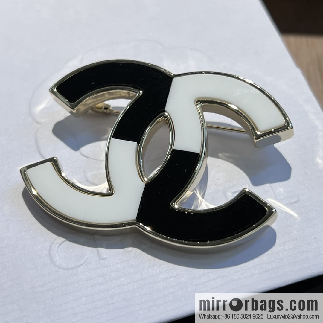 New ☑️ CHANEL Chanel double c black and white brooch