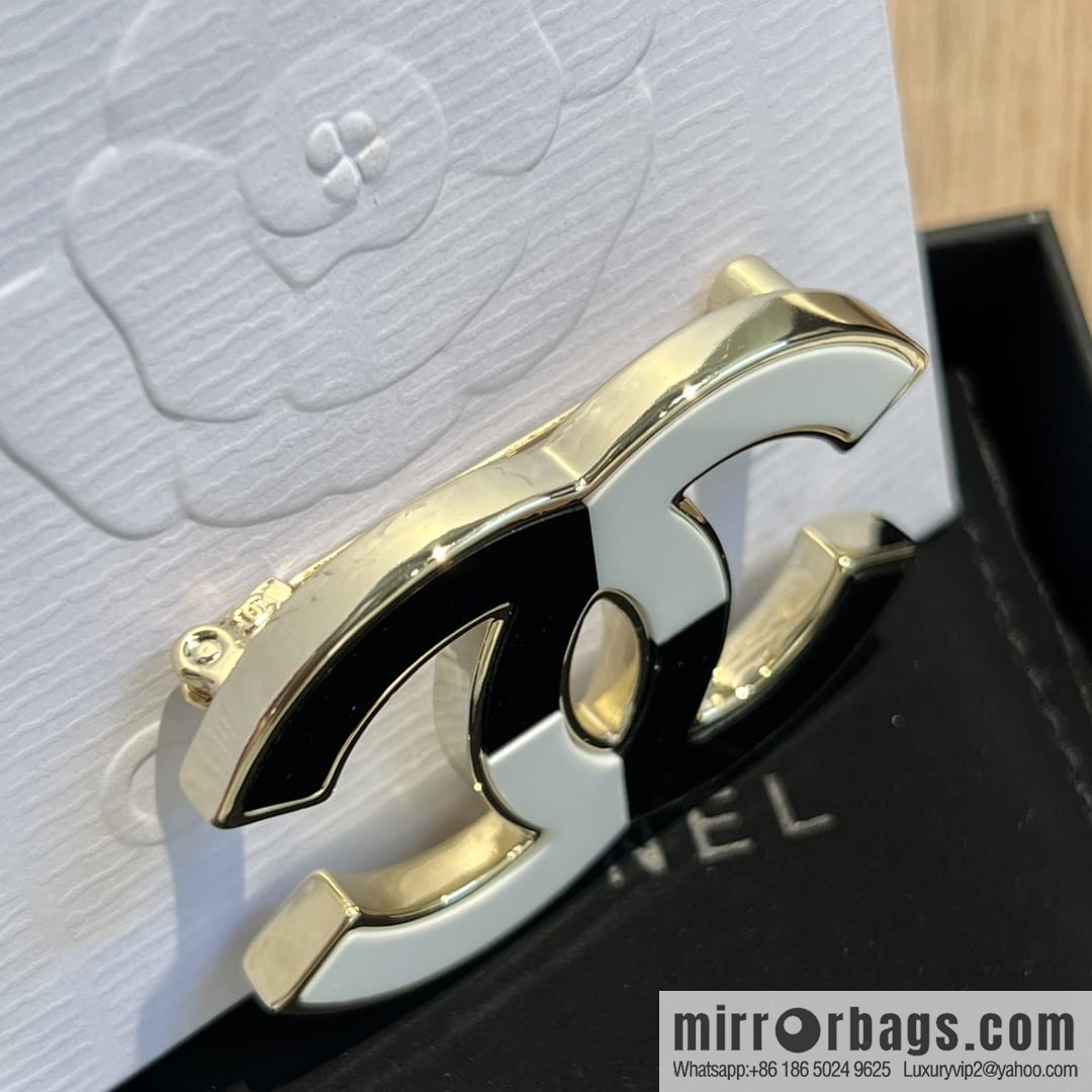 New ☑️ CHANEL Chanel double c black and white brooch