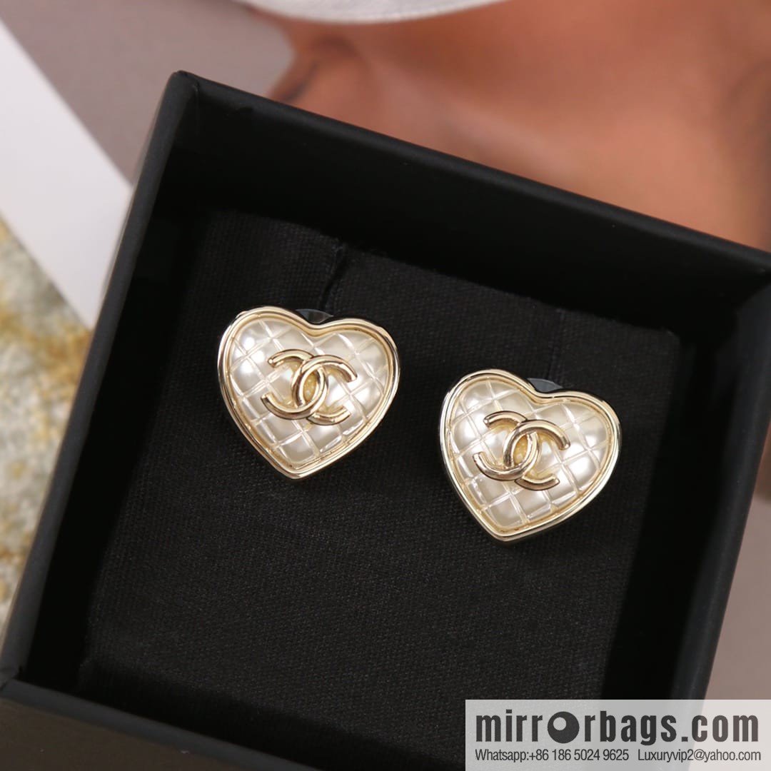 New ☑️ CHANEL Chanel c1 double c rhombus peach heart love stud earrings