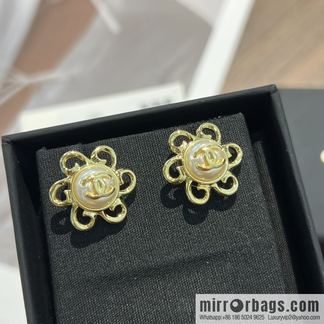 New ☑️ CHANEL Chanel c1 double c gold flower stud earrings