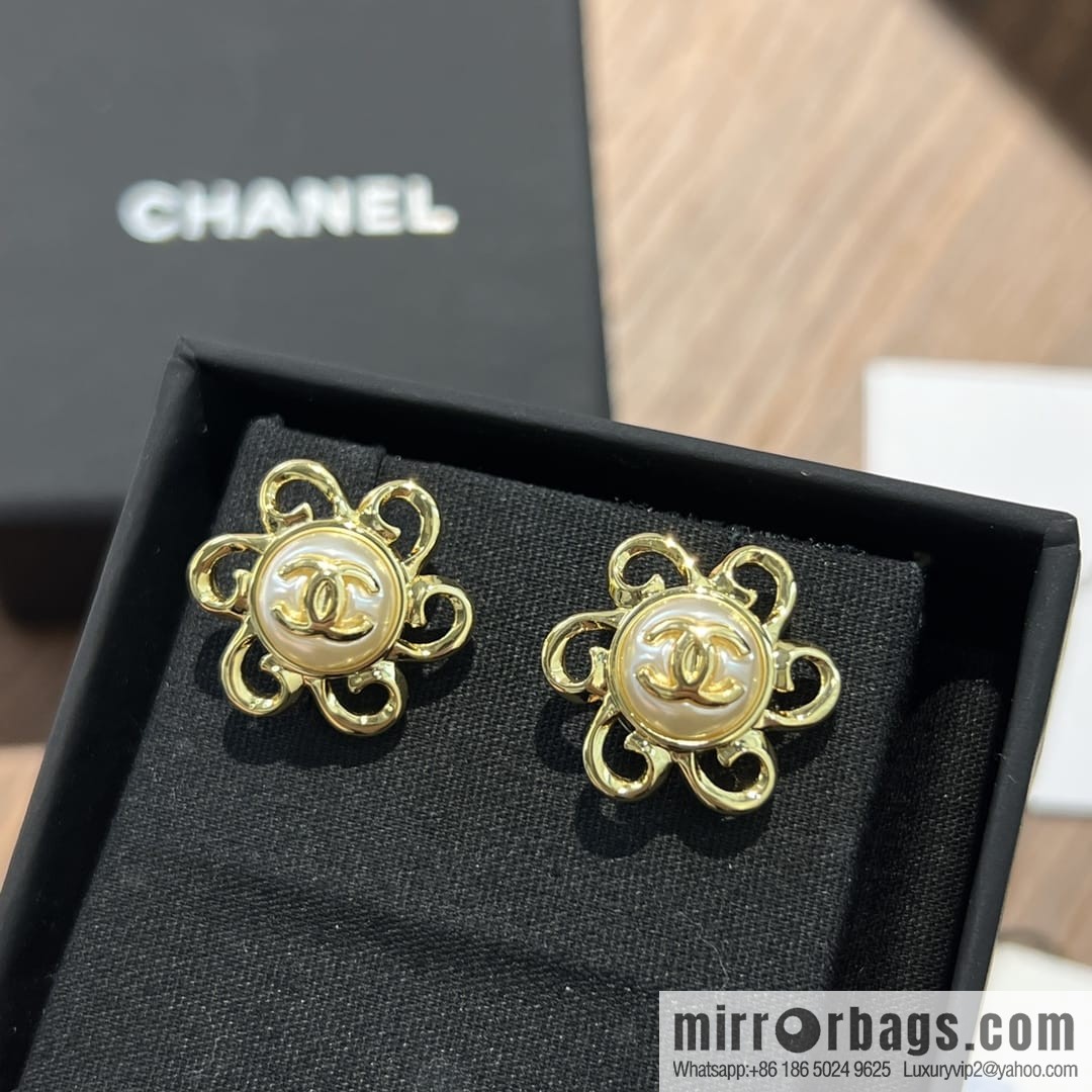 New ☑️ CHANEL Chanel c1 double c gold flower stud earrings
