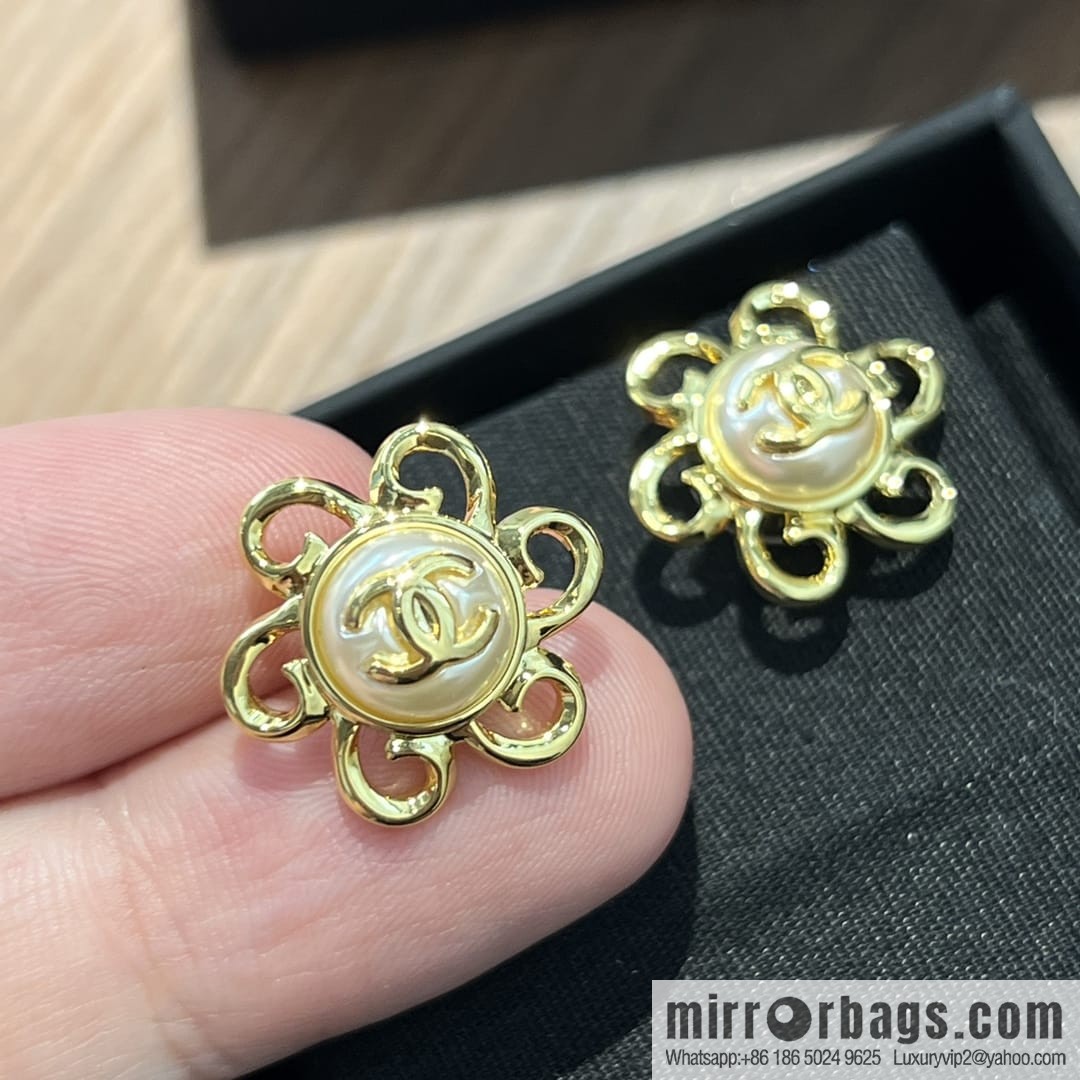 New ☑️ CHANEL Chanel c1 double c gold flower stud earrings