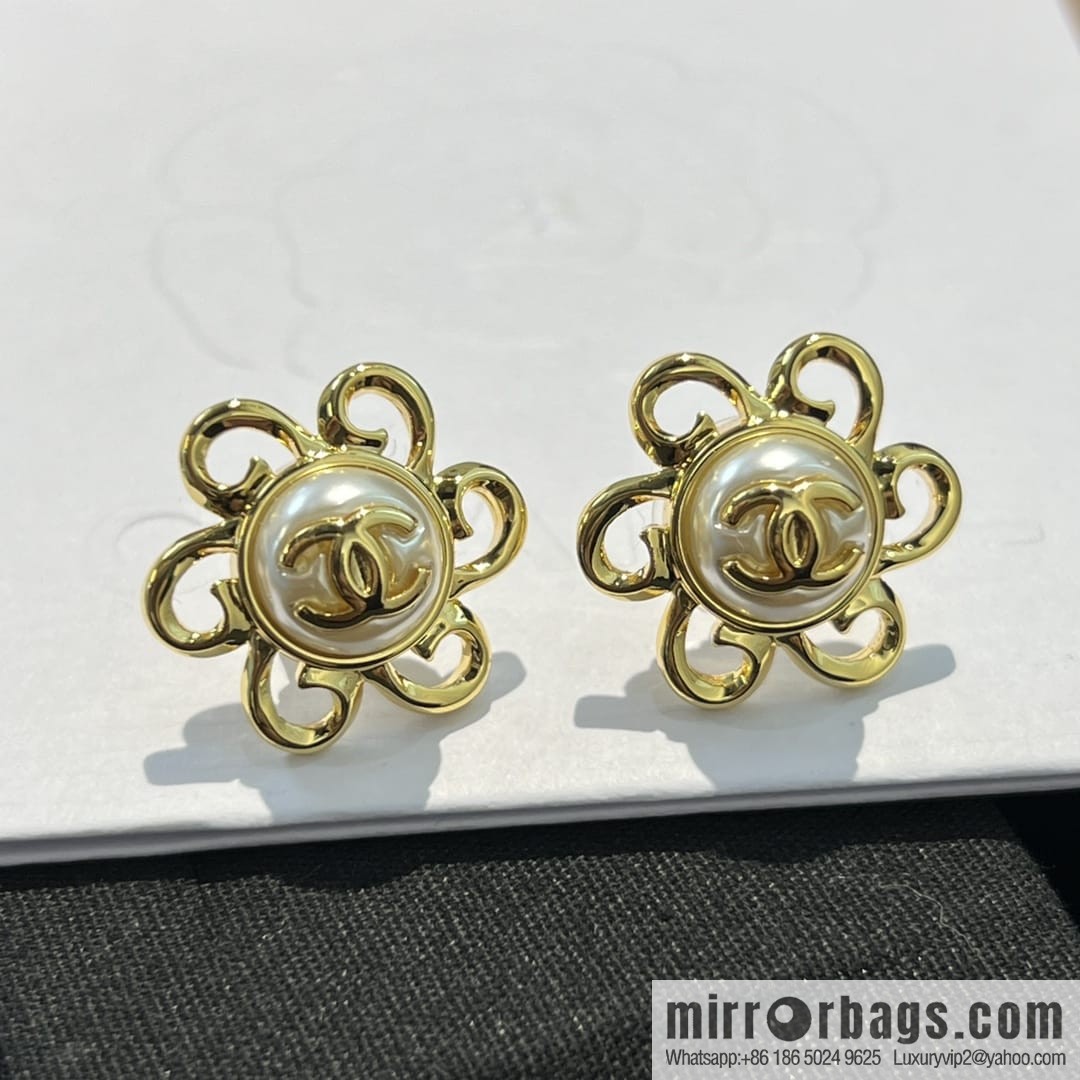 New ☑️ CHANEL Chanel c1 double c gold flower stud earrings