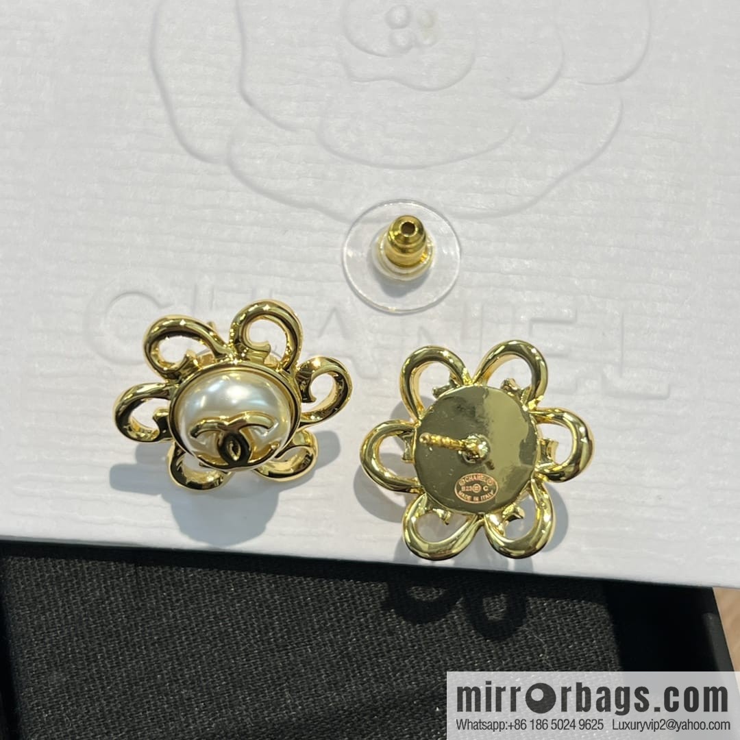 New ☑️ CHANEL Chanel c1 double c gold flower stud earrings