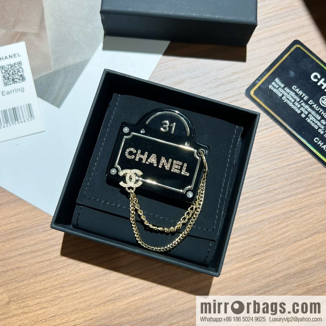 New ☑️ CHANEL Chanel black brooch chain strap shopping bag brooch