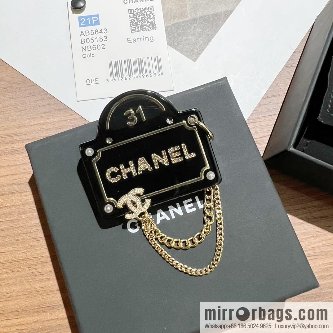 New ☑️ CHANEL Chanel black brooch chain strap shopping bag brooch