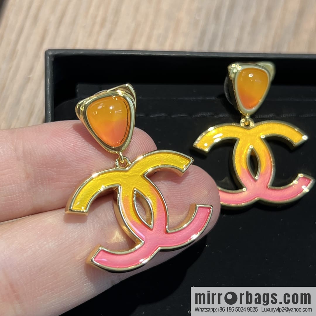 New ☑️ CHANEL Chanel c2 double c gradual change pink stud earrings