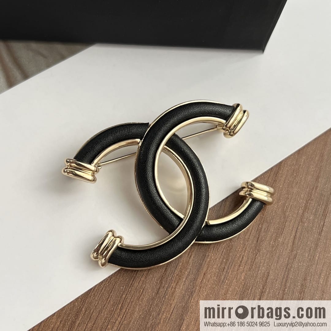 New ☑️ CHANEL Chanel double c black leather brooch necklace