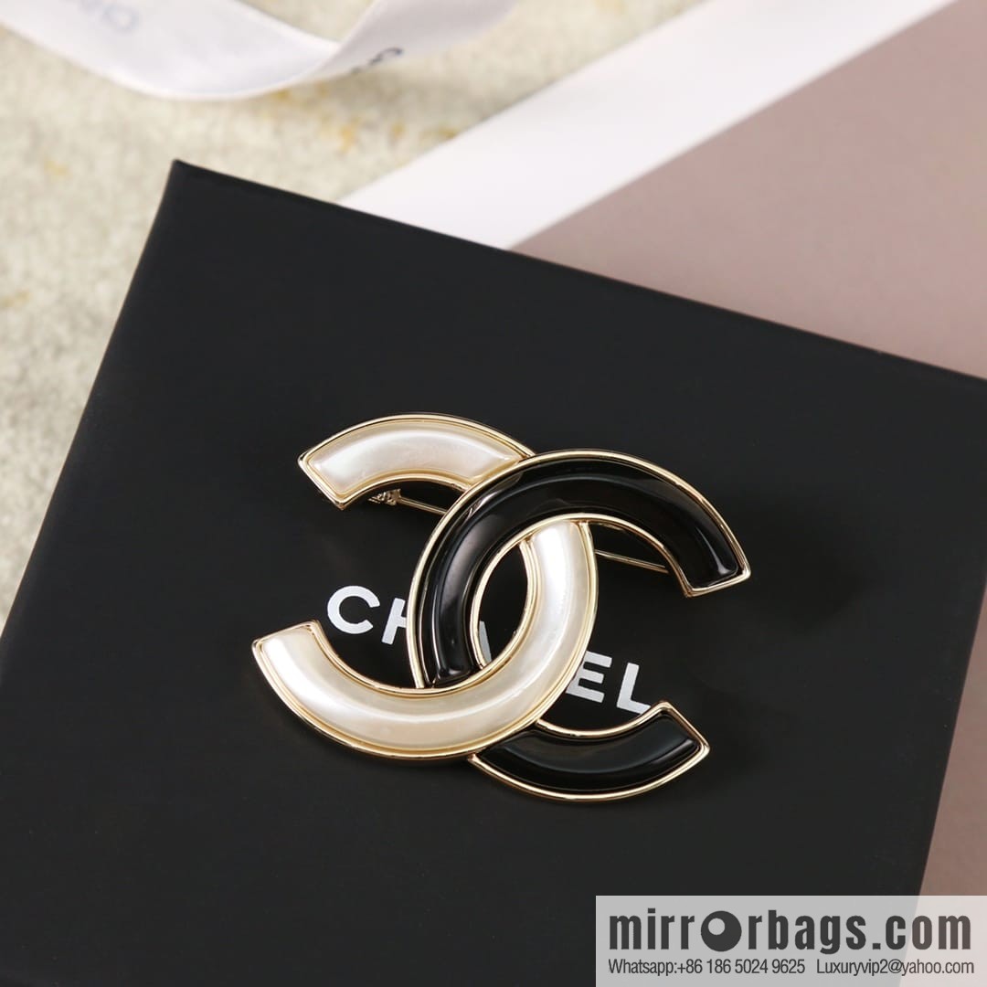 New ☑️ CHANEL Chanel double c black and white brooch