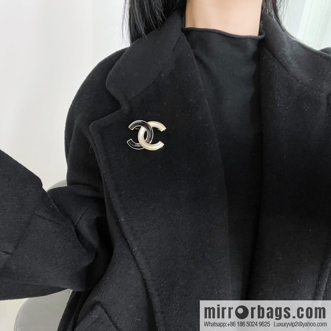 New ☑️ CHANEL Chanel double c black and white brooch