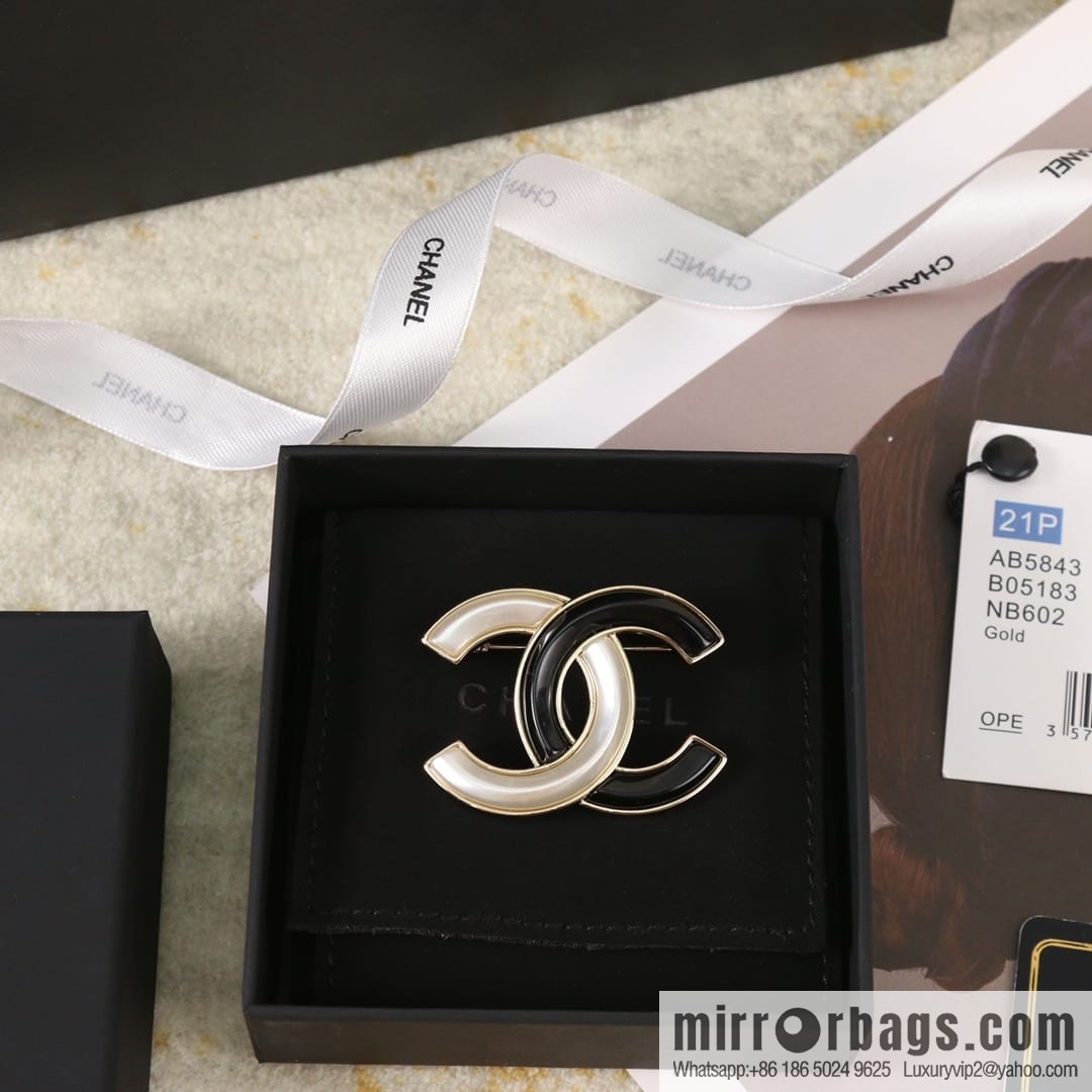 New ☑️ CHANEL Chanel double c black and white brooch