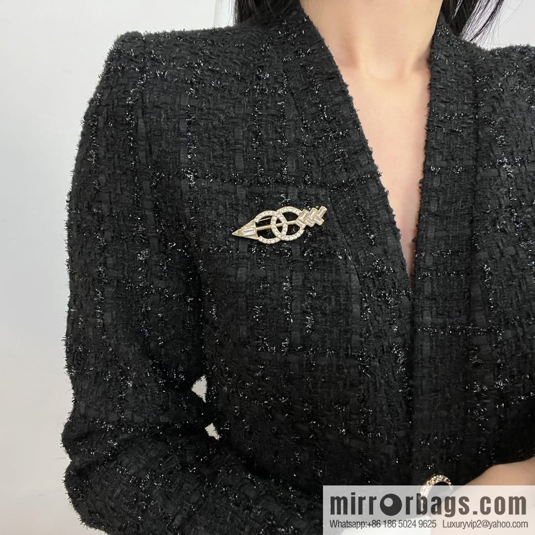 New ☑️ CHANEL Chanel double c arrow brooch