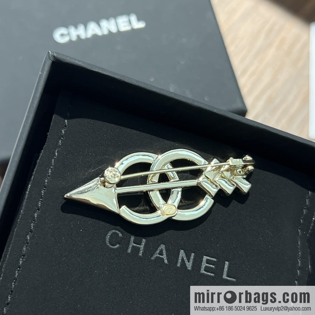 New ☑️ CHANEL Chanel double c arrow brooch