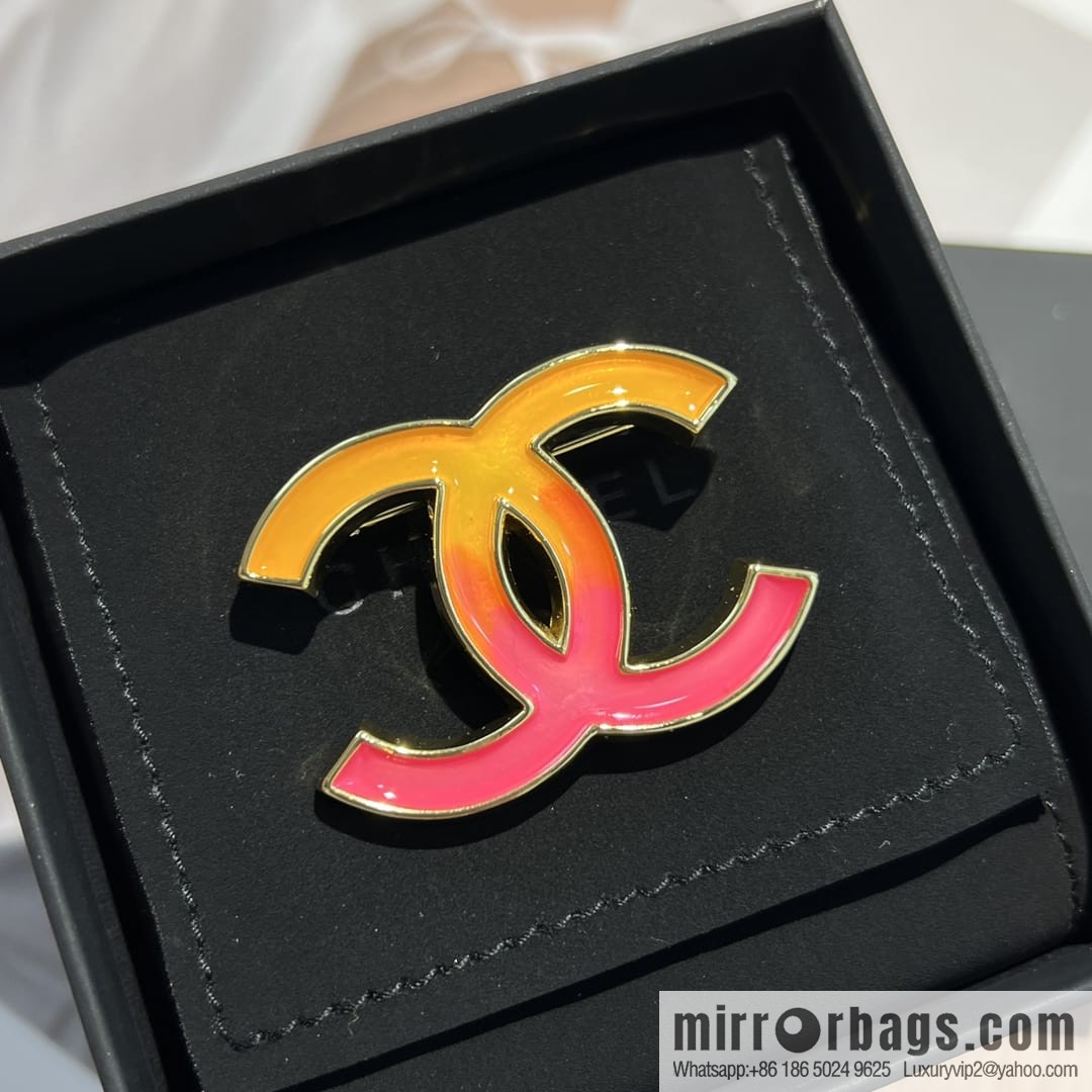 New ☑️ CHANEL Chanel double c gradual change pink brooch